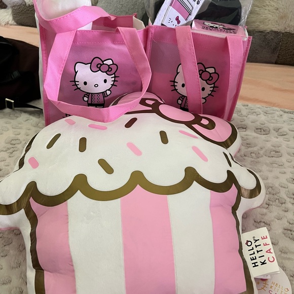 Hello kitty cafe truck brand new from 2017 - Picture 9 of 12